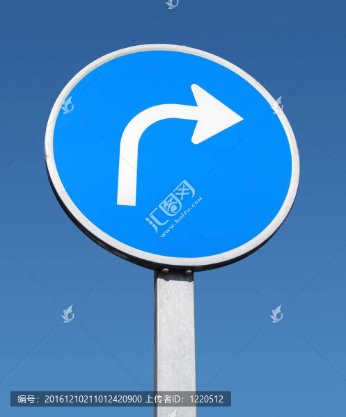 右轉(zhuǎn)標(biāo)志和藍(lán)天。