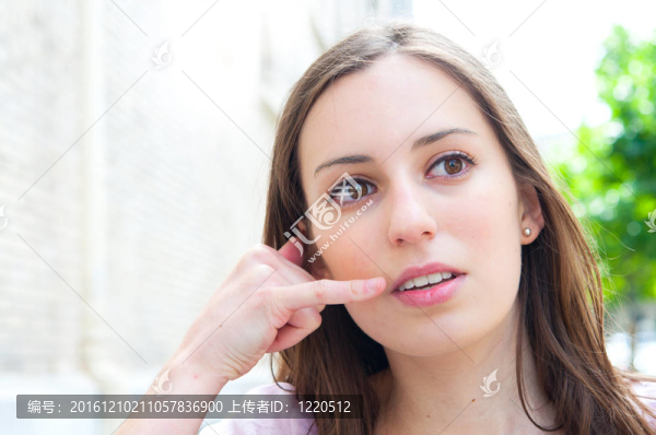 戶外肖像年輕女子
