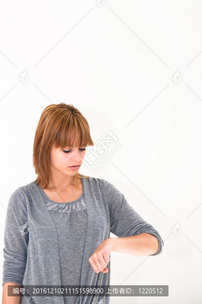 年輕女人檢查時間
