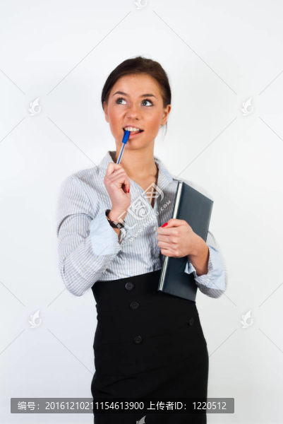 模型與眼鏡在白色襯衫；黑色裙子