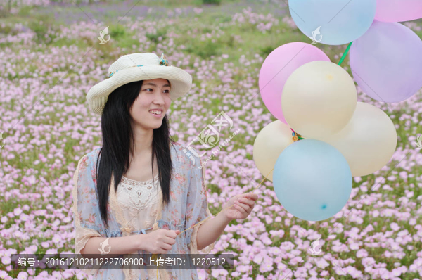 女孩用氣球