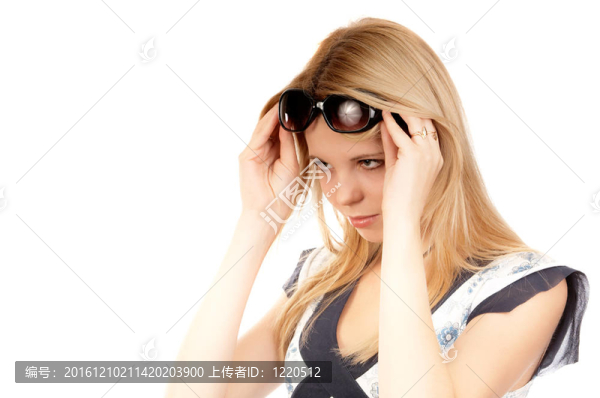 戴墨鏡的女人