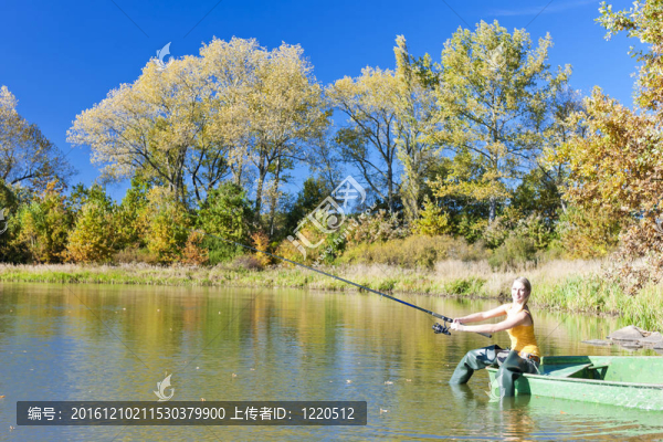 坐在船上的釣魚女人