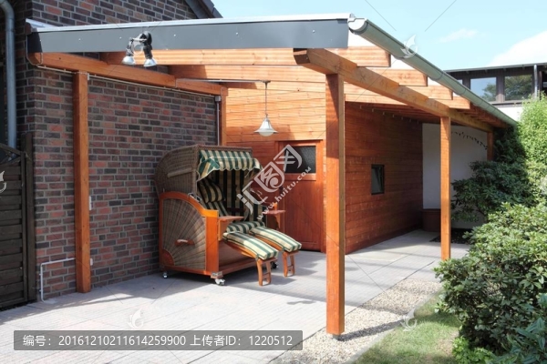 木制建筑和沙灘椅