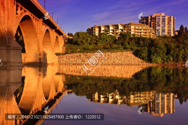 選在平靜的河大橋