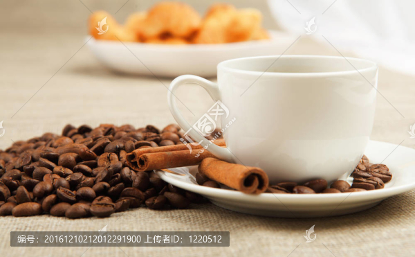 早餐的咖啡和羊角面包