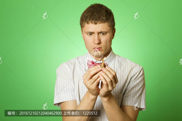 戴郁金香燈泡的年輕人