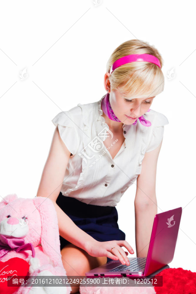 金發(fā)女孩工作與筆記本電腦