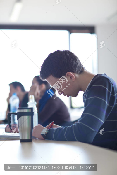 年輕；坐在教室里的英俊男大學(xué)生
