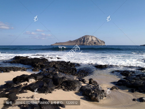 波浪拍打在巖石寶貝瑪卡普吾海灘和遠(yuǎn)處的兔子島
