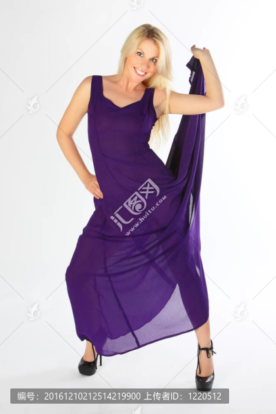 穿深藍(lán)色連衣裙的女孩