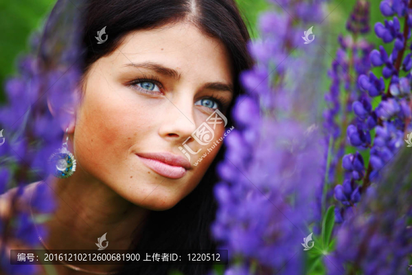 粉紅花場(chǎng)上的女人
