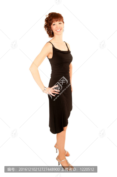 一個(gè)穿著黑色連衣裙的漂亮女人的畫像