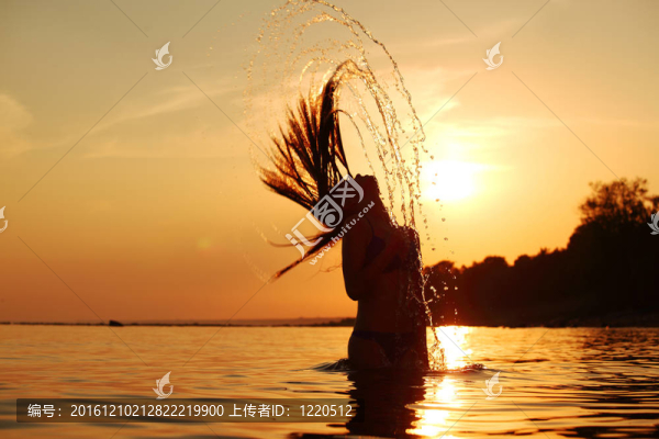 女人在海洋