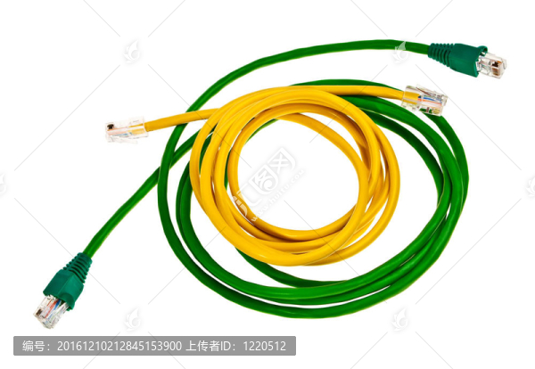 綠色和黃色的跳線RJ45插頭孤立在白色背景。