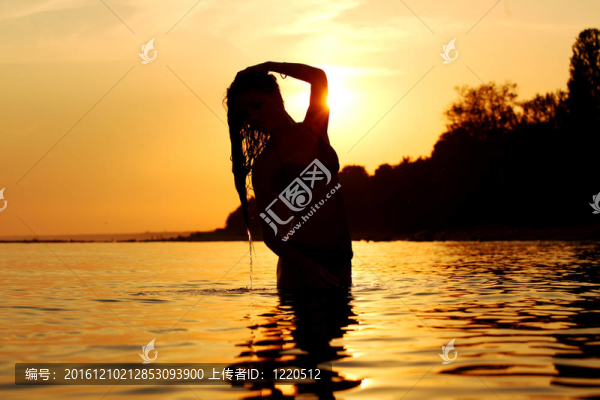 女人在海洋