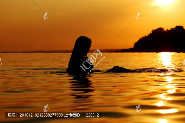 女人在海洋