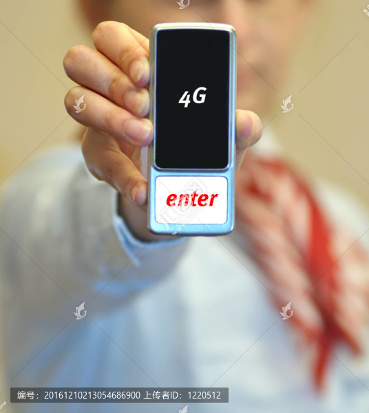 女人展示4G手機(jī)