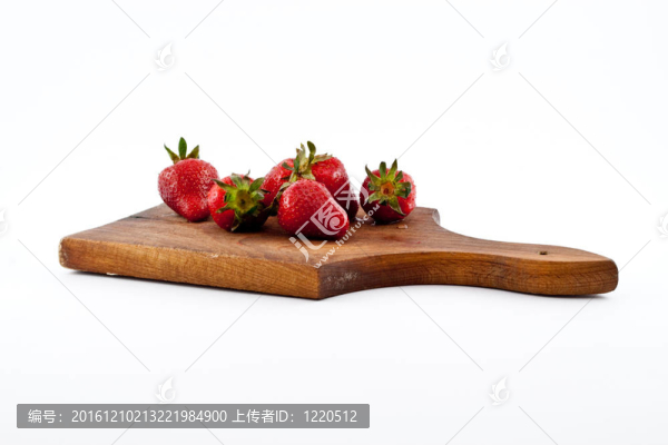 在菜板上草莓