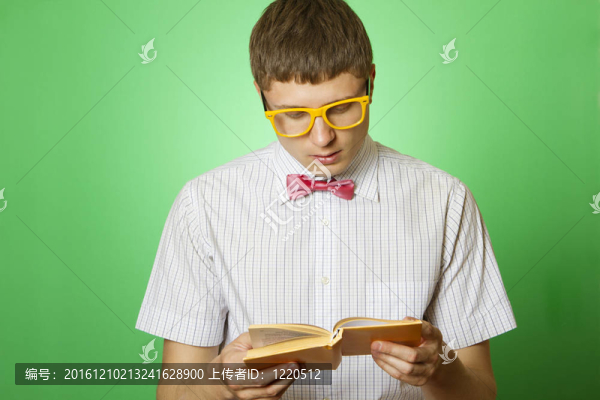 年輕人書蟲閱讀