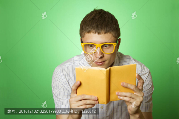 年輕人書蟲閱讀