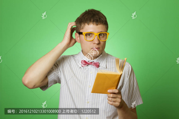 年輕人書蟲閱讀