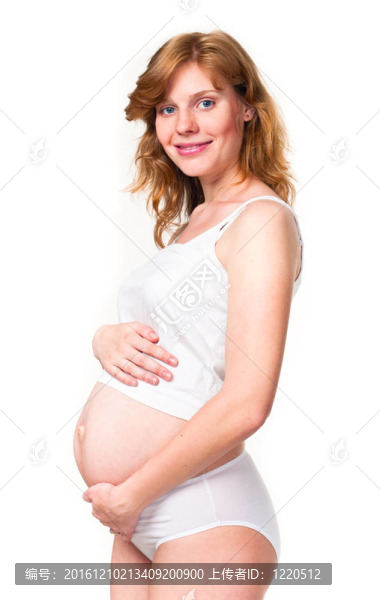 年輕的孕婦把手放在肚子上