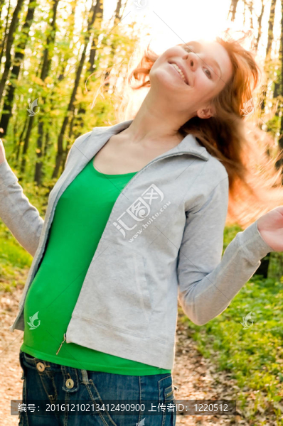 年輕孕婦玩得開心