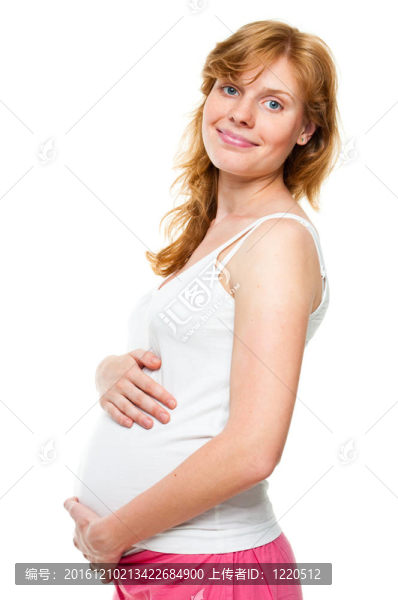 年輕的孕婦把手放在肚子上