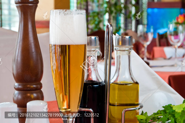 一杯啤酒在內(nèi)部特寫