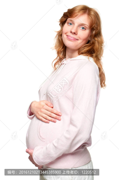 年輕的孕婦把手放在肚子上
