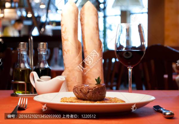 羅西尼牛肉和炸土豆