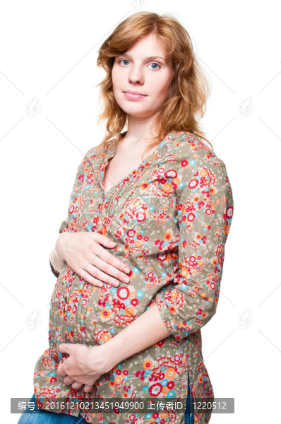 體貼的年輕孕婦抱著她的肚子
