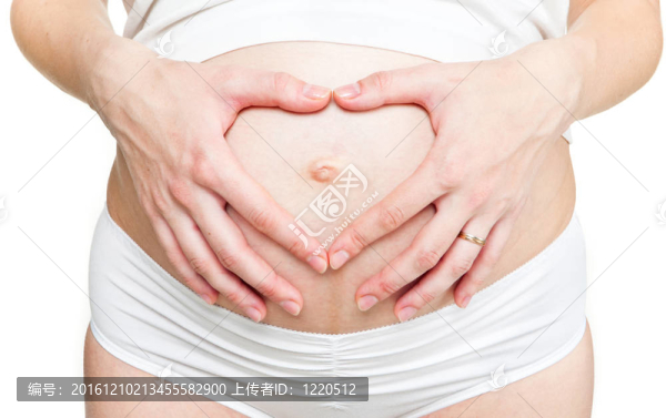 一個(gè)年輕的孕婦做心形標(biāo)志他特寫(xiě)