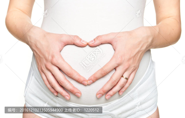 一個(gè)年輕的孕婦做心形標(biāo)志他特寫