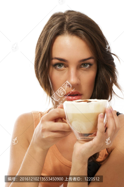 年輕漂亮的女人拿著卡布奇諾咖啡在白色背景