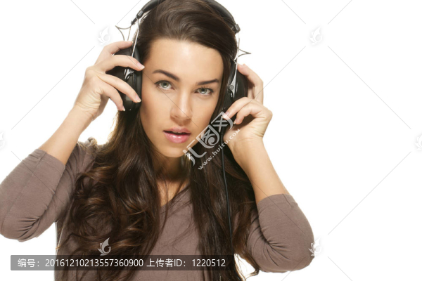 美女在白色背景上聽音樂