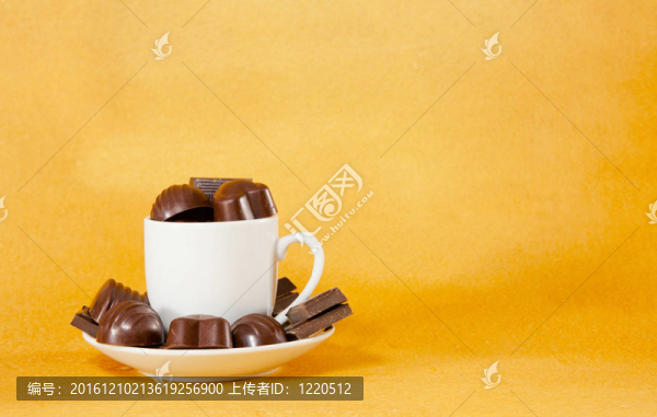 裝滿(mǎn)巧克力糖的杯子