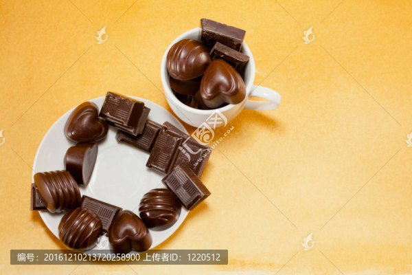 裝滿巧克力糖的杯子