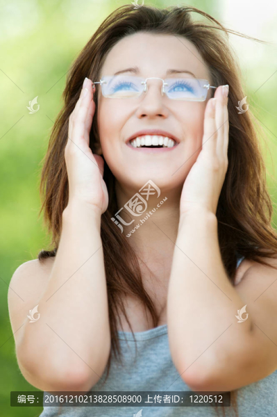 年輕美女戴眼鏡的肖像