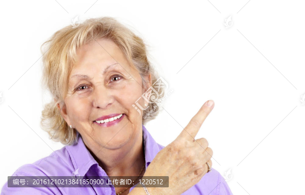 漂亮的高級女人指著