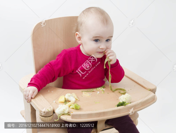 小孩在高椅上吃飯