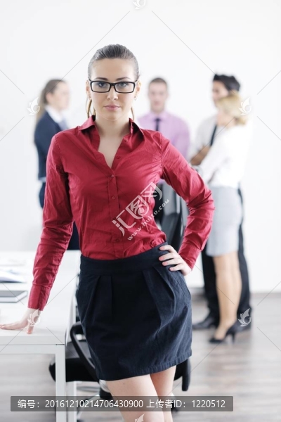 商界婦女與她的工作人員在后臺
