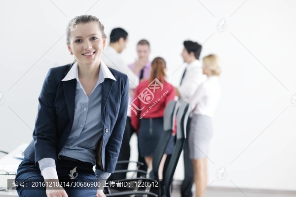 商界婦女與她的工作人員在后臺(tái)