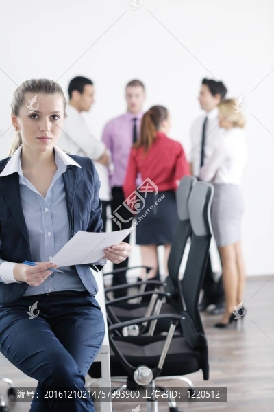 商界婦女與她的工作人員在后臺