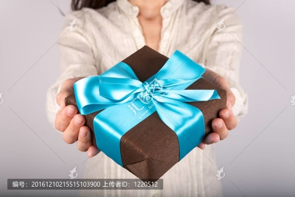 她手里拿著一個(gè)禮品盒