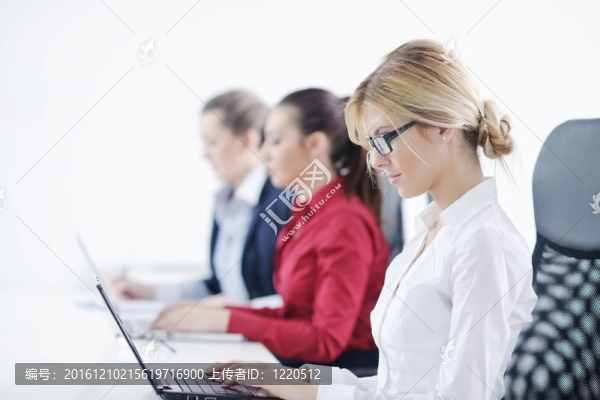 帶耳機的商務女性組