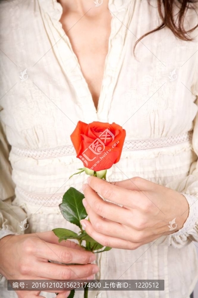 手上有花的女人細(xì)節(jié)