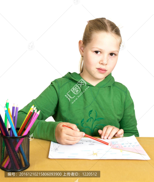 畫白桌子的小女孩。