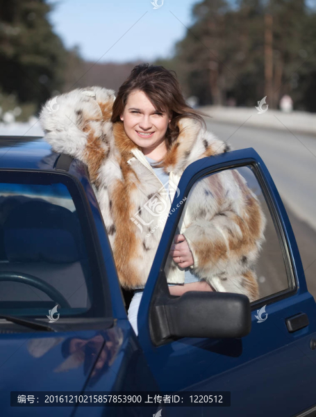 幸福的女人和她的車
